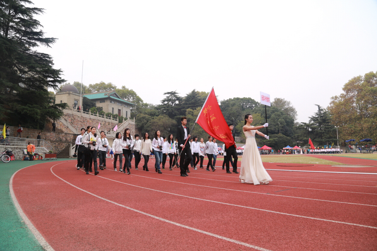 风雨无阻的团队热情——记tyc33455cc太阳集团2014年田径运动会